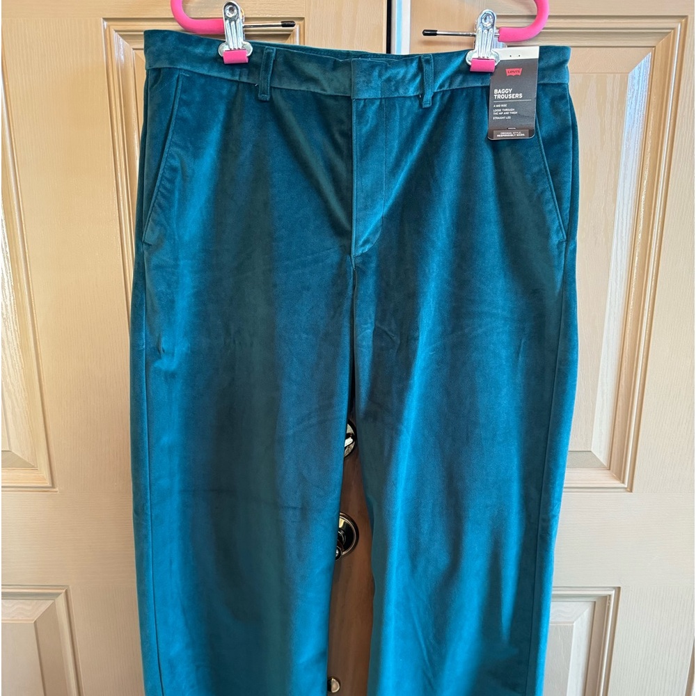 NWT!! Levi’s!! Christmas green color